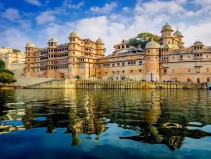 Scenic Udaipur Lake City Palace sightseeing tour